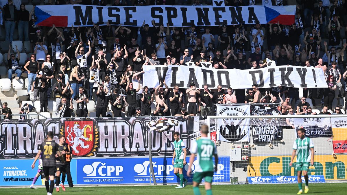 Fanoušci děkovali Daridovi za postup na MS. Kapitána Hradce vítal i pokladník